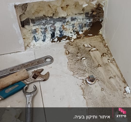 כלים לתיקון צנרת עם קיר פתוח ונזילה